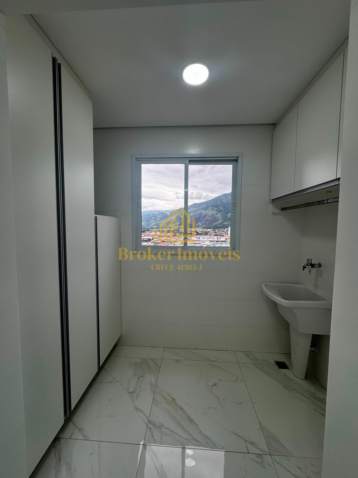 Apartamento para locação com vista para o mar no edifício eu