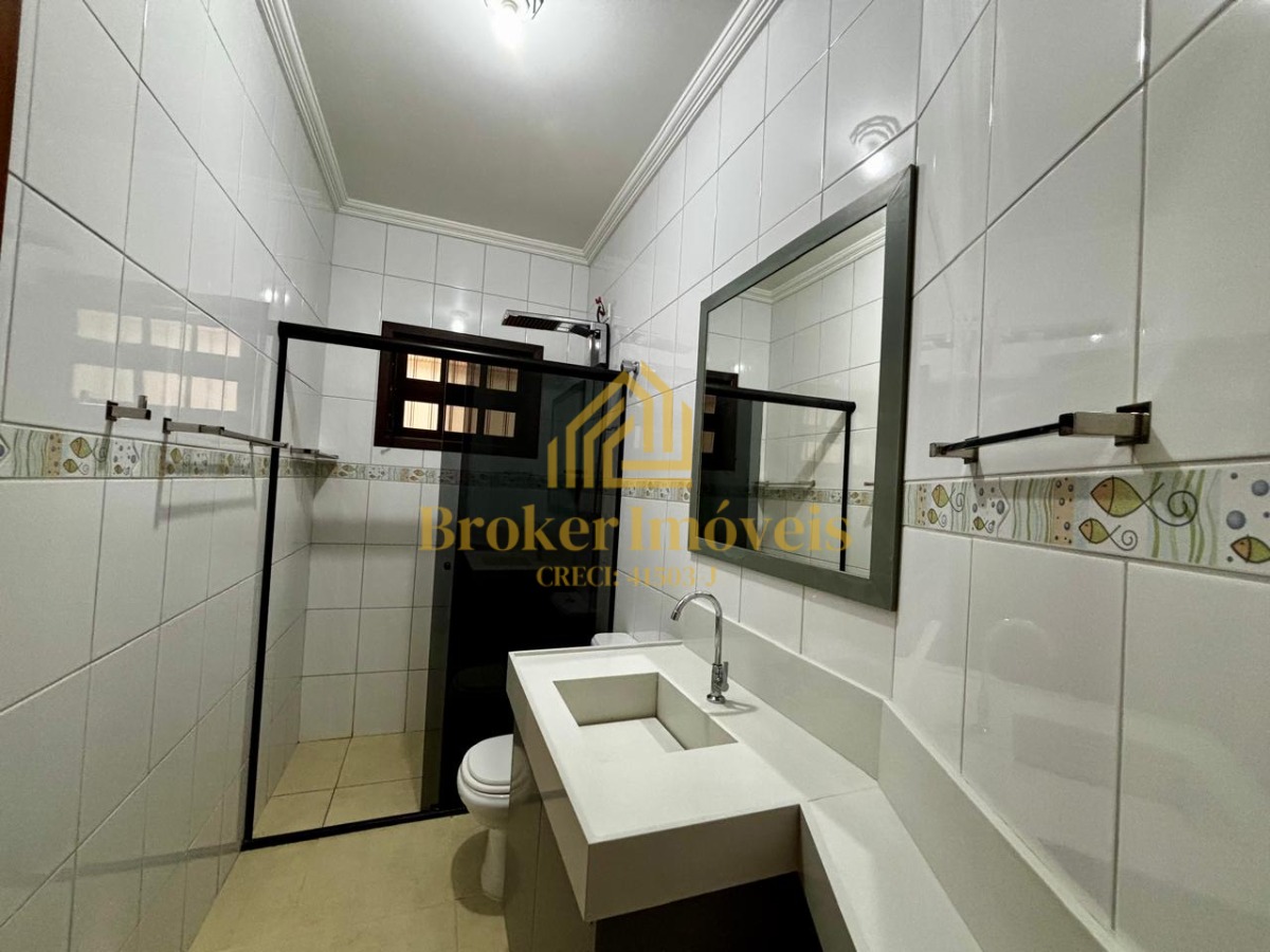 Casa ampla com suíte e closet, próxima ao centro da cidade e