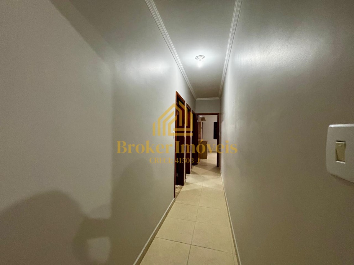 Casa ampla com suíte e closet, próxima ao centro da cidade e