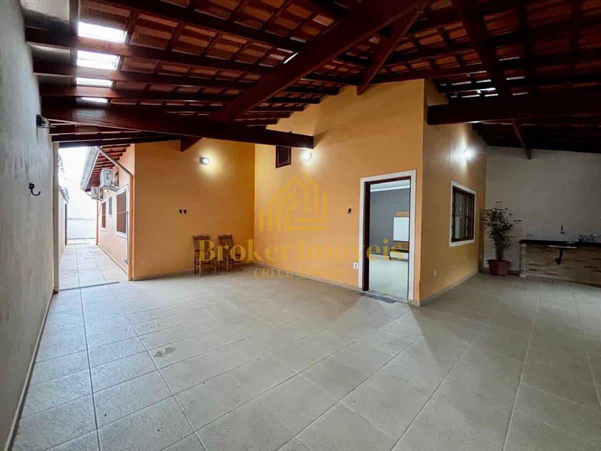 Casa ampla com suíte e closet, próxima ao centro da cidade e
