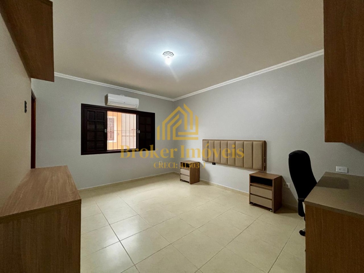 Casa ampla com suíte e closet, próxima ao centro da cidade e
