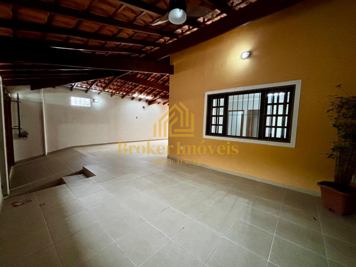 Casa ampla com suíte e closet, próxima ao centro da cidade e