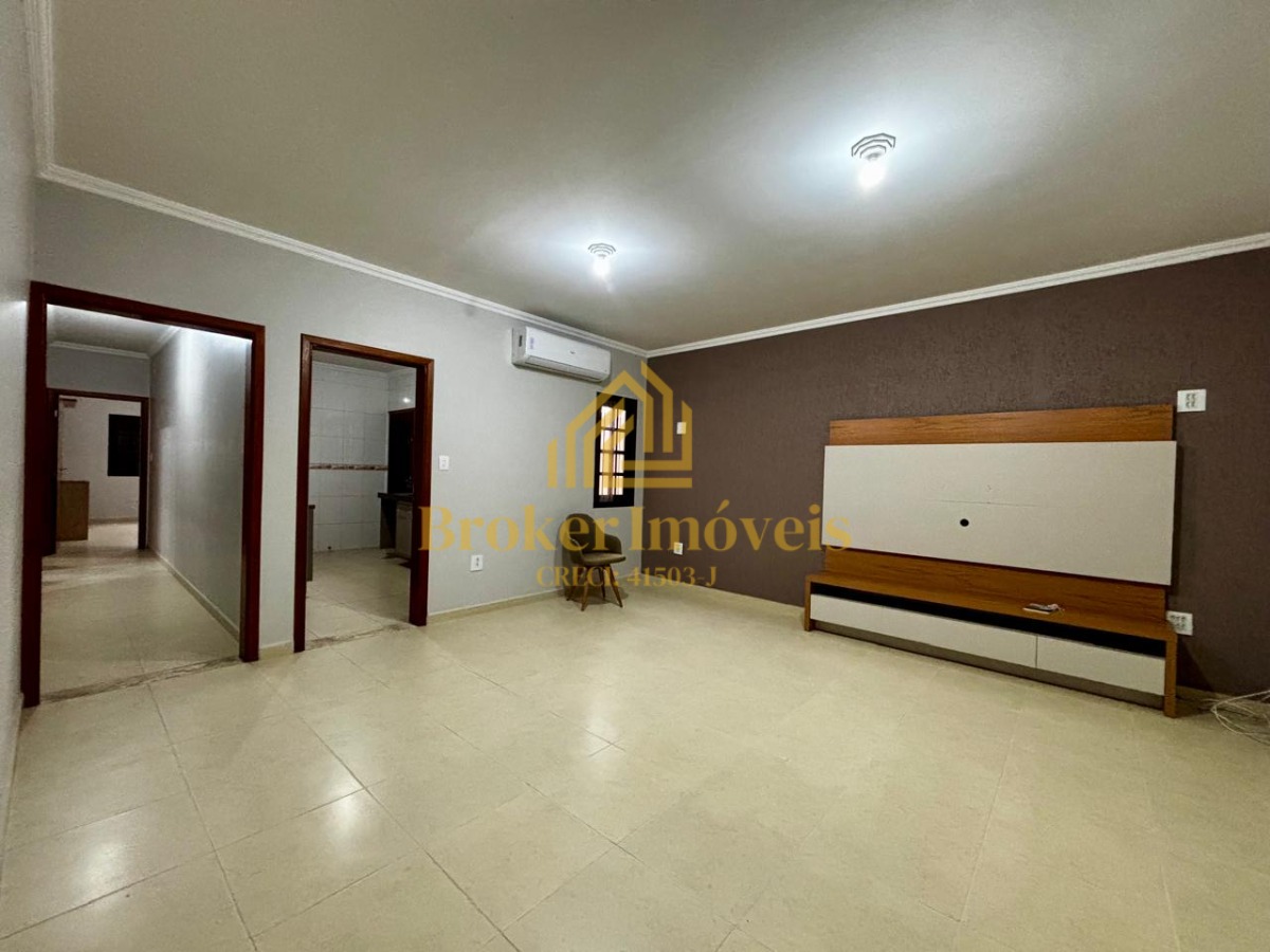 Casa ampla com suíte e closet, próxima ao centro da cidade e