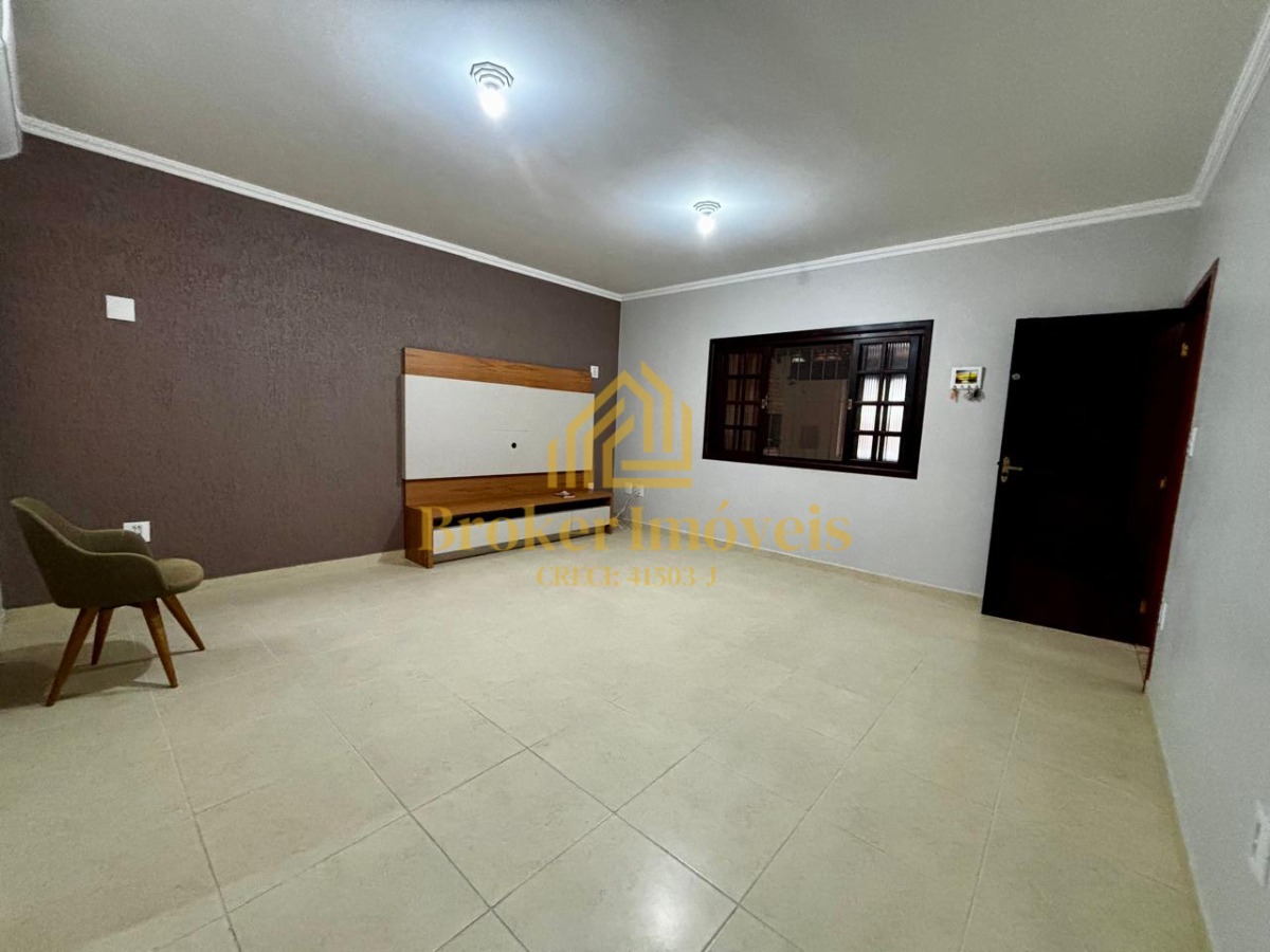 Casa ampla com suíte e closet, próxima ao centro da cidade e