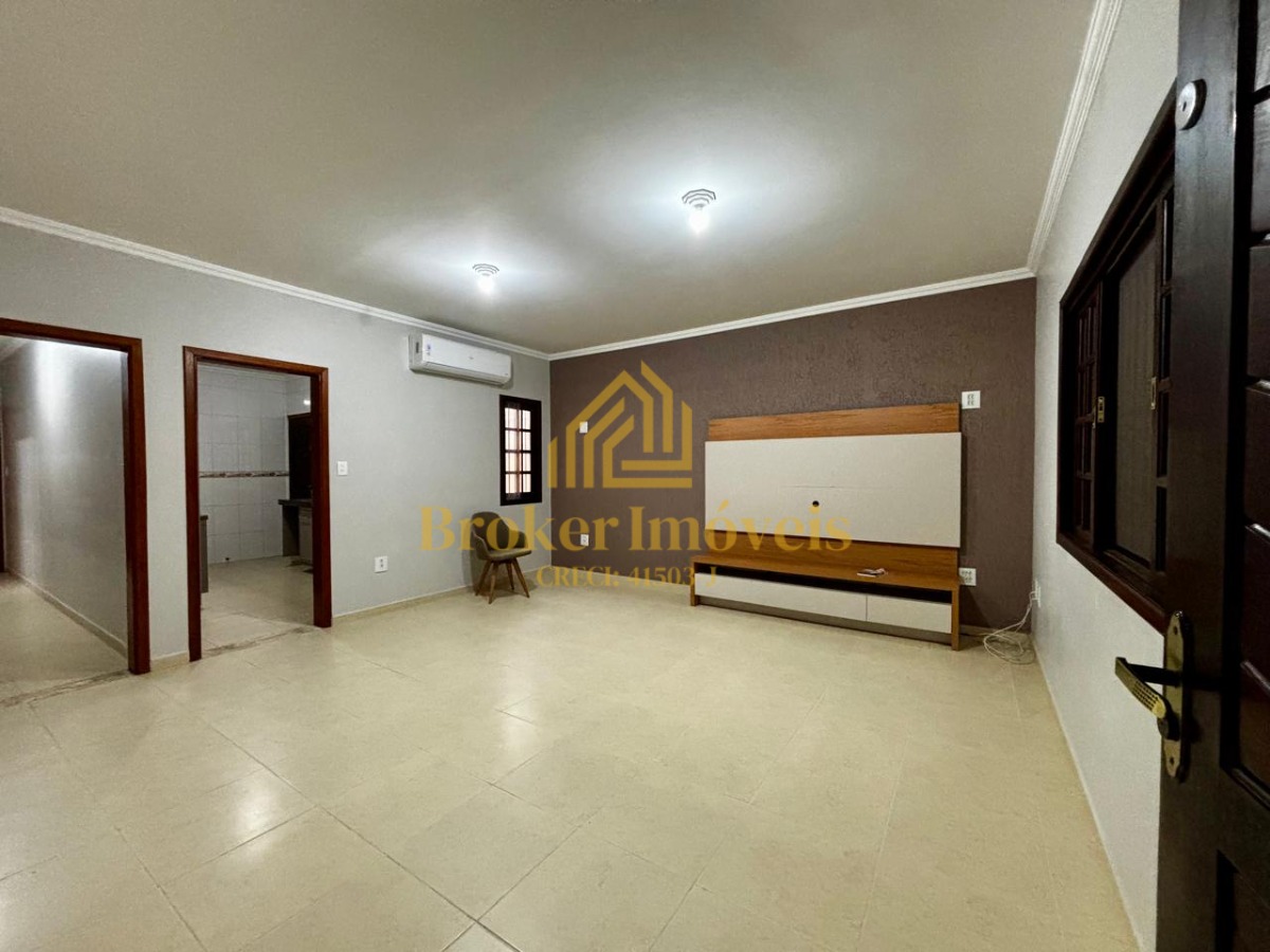 Casa ampla com suíte e closet, próxima ao centro da cidade e
