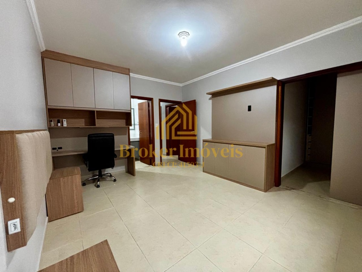Casa ampla com suíte e closet, próxima ao centro da cidade e