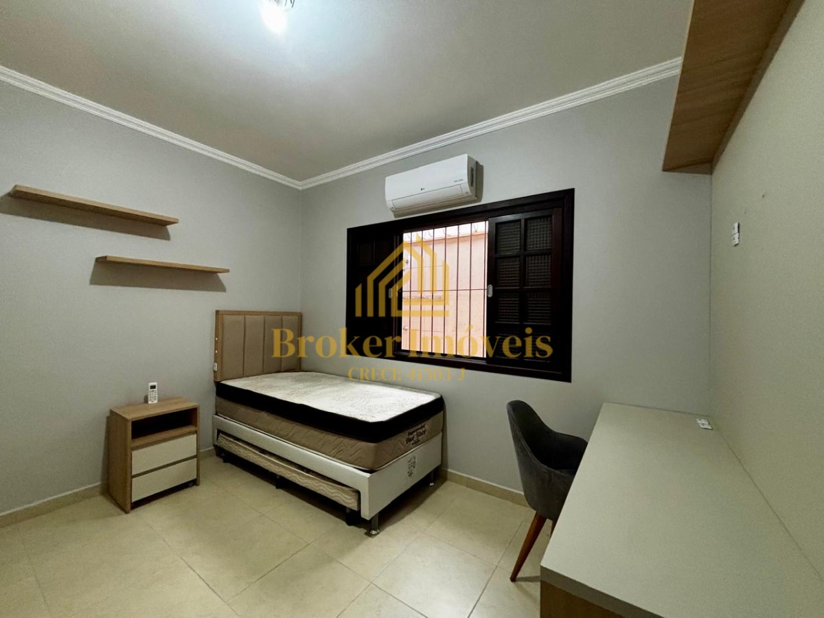 Casa ampla com suíte e closet, próxima ao centro da cidade e