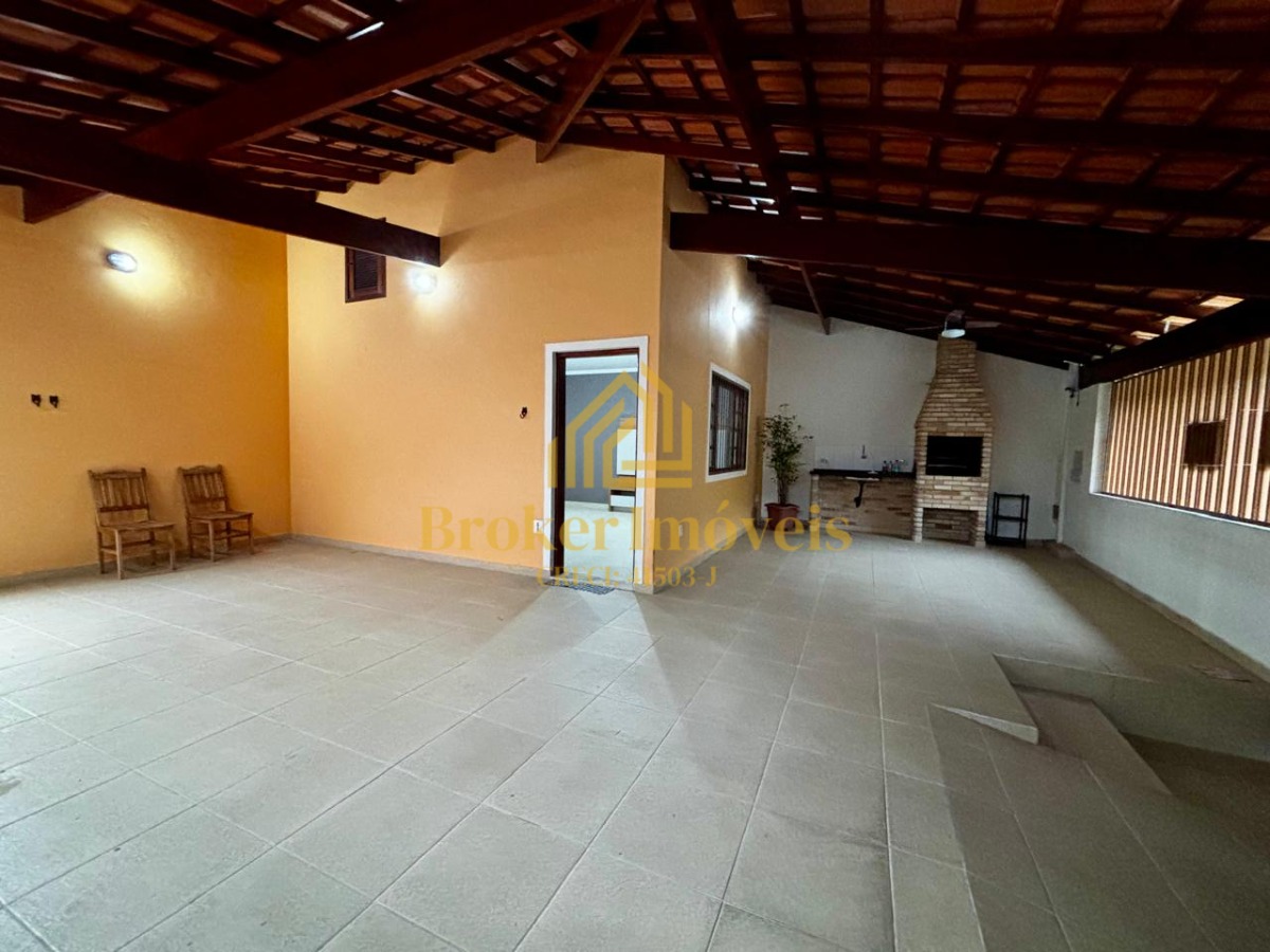 Casa ampla com suíte e closet, próxima ao centro da cidade e