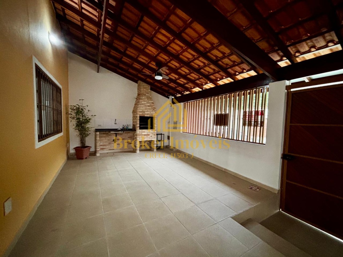 Casa ampla com suíte e closet, próxima ao centro da cidade e
