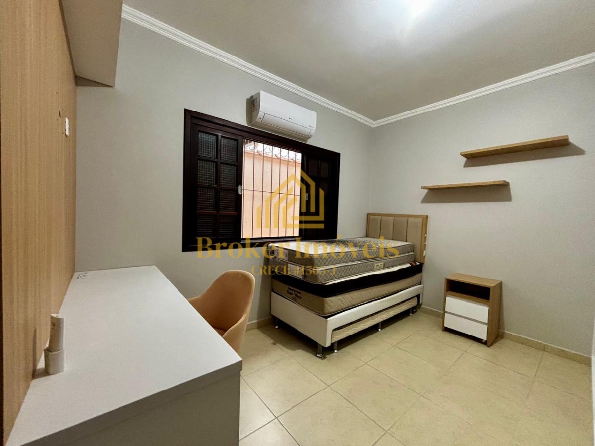Casa ampla com suíte e closet, próxima ao centro da cidade e