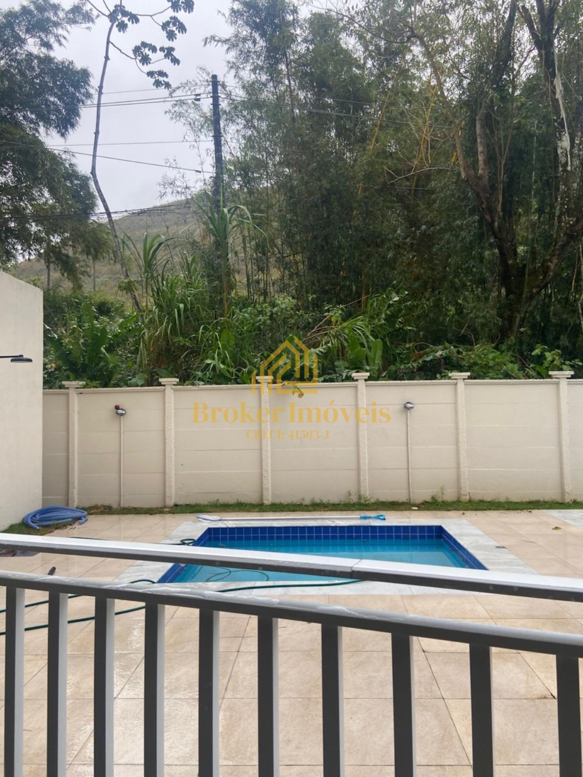 Apartamento no condomínio riviera na praia martim de sá, 3 minutos da praia