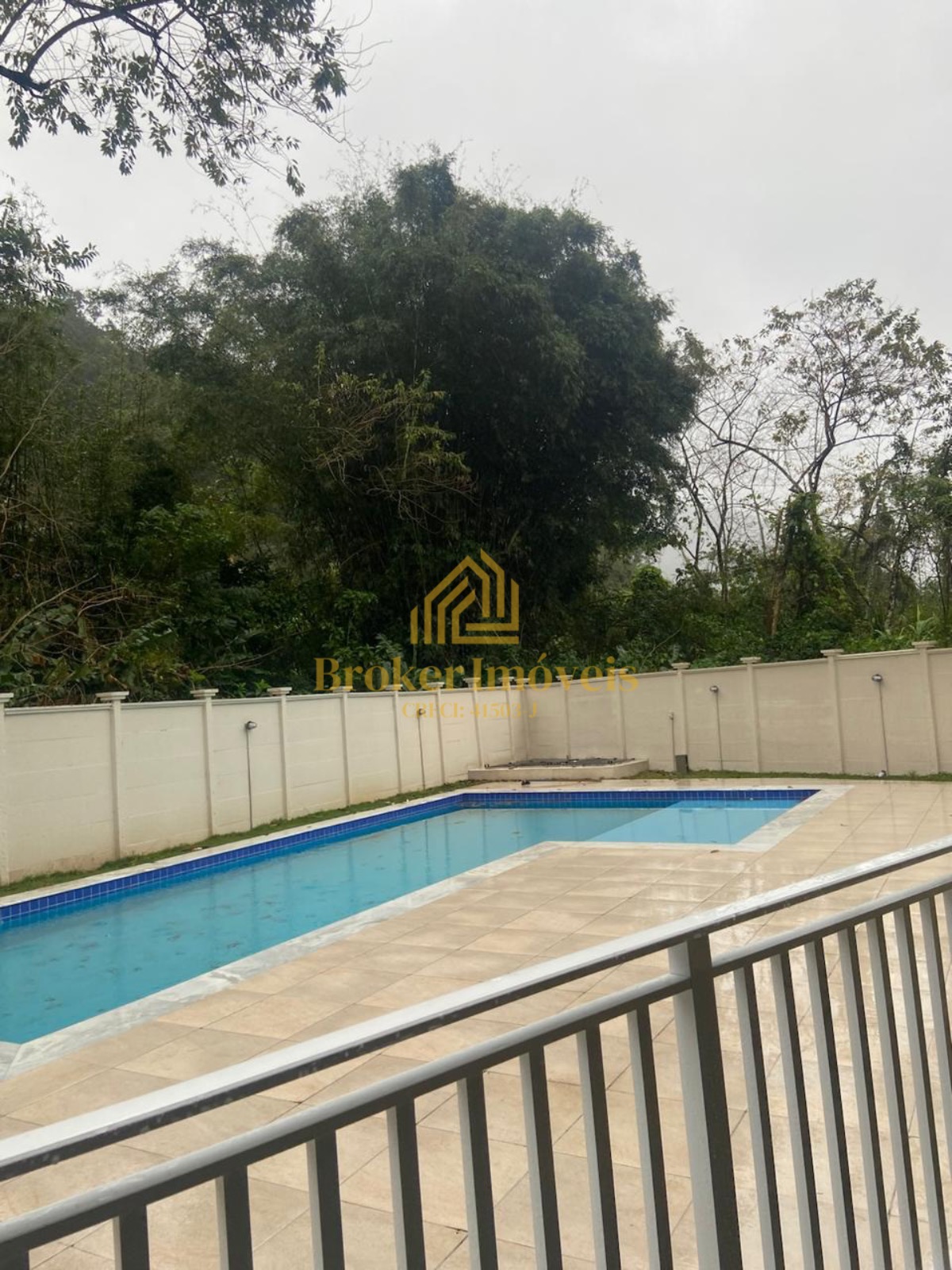 Apartamento no condomínio riviera na praia martim de sá, 3 minutos da praia