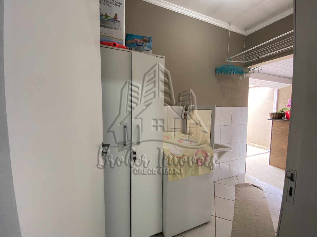 Oportunidade de casa ampla bem pertinho do centro da cidade de Caraguatatuba, com 2 kitnets