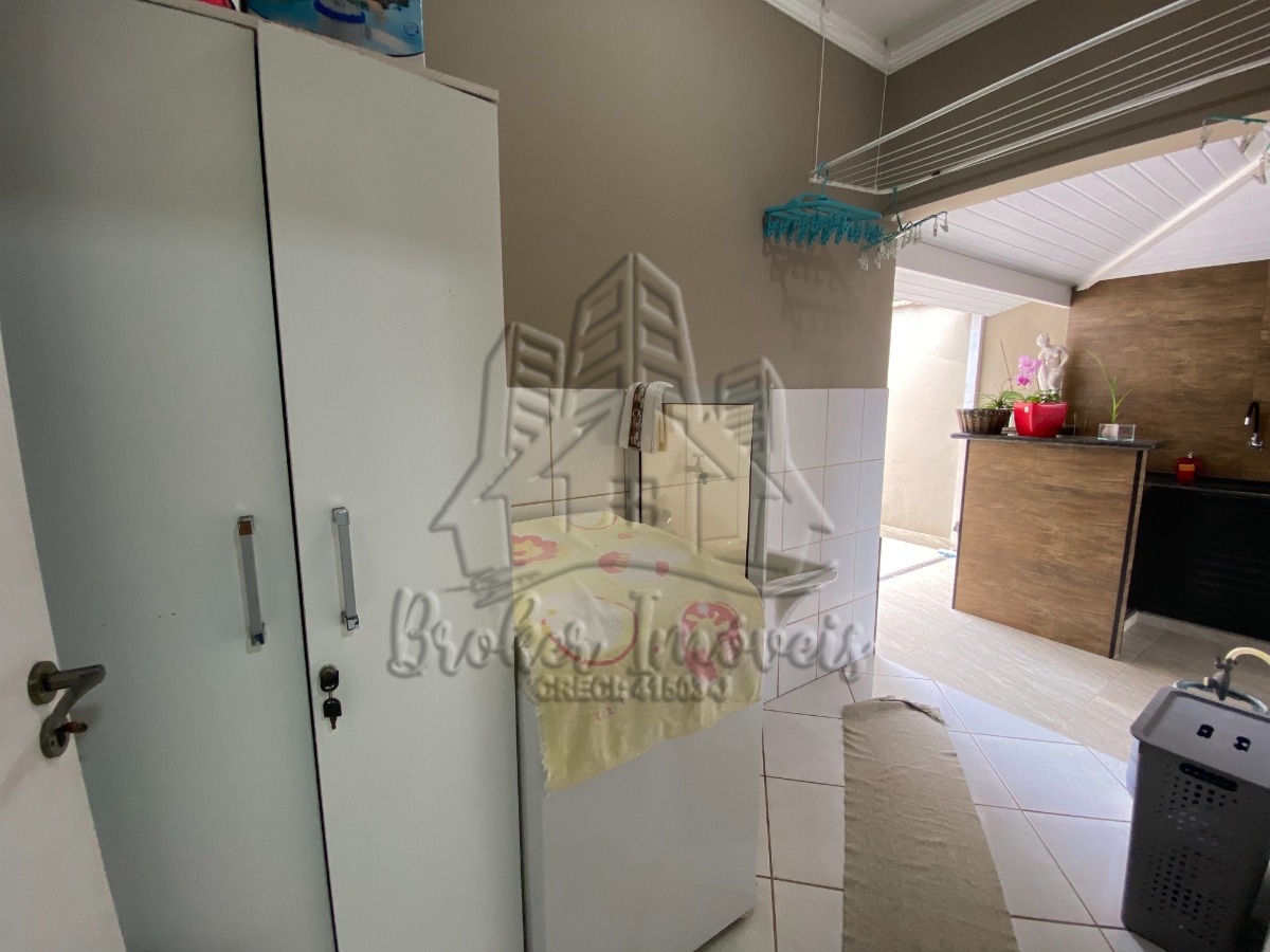 Oportunidade de casa ampla bem pertinho do centro da cidade de Caraguatatuba, com 2 kitnets