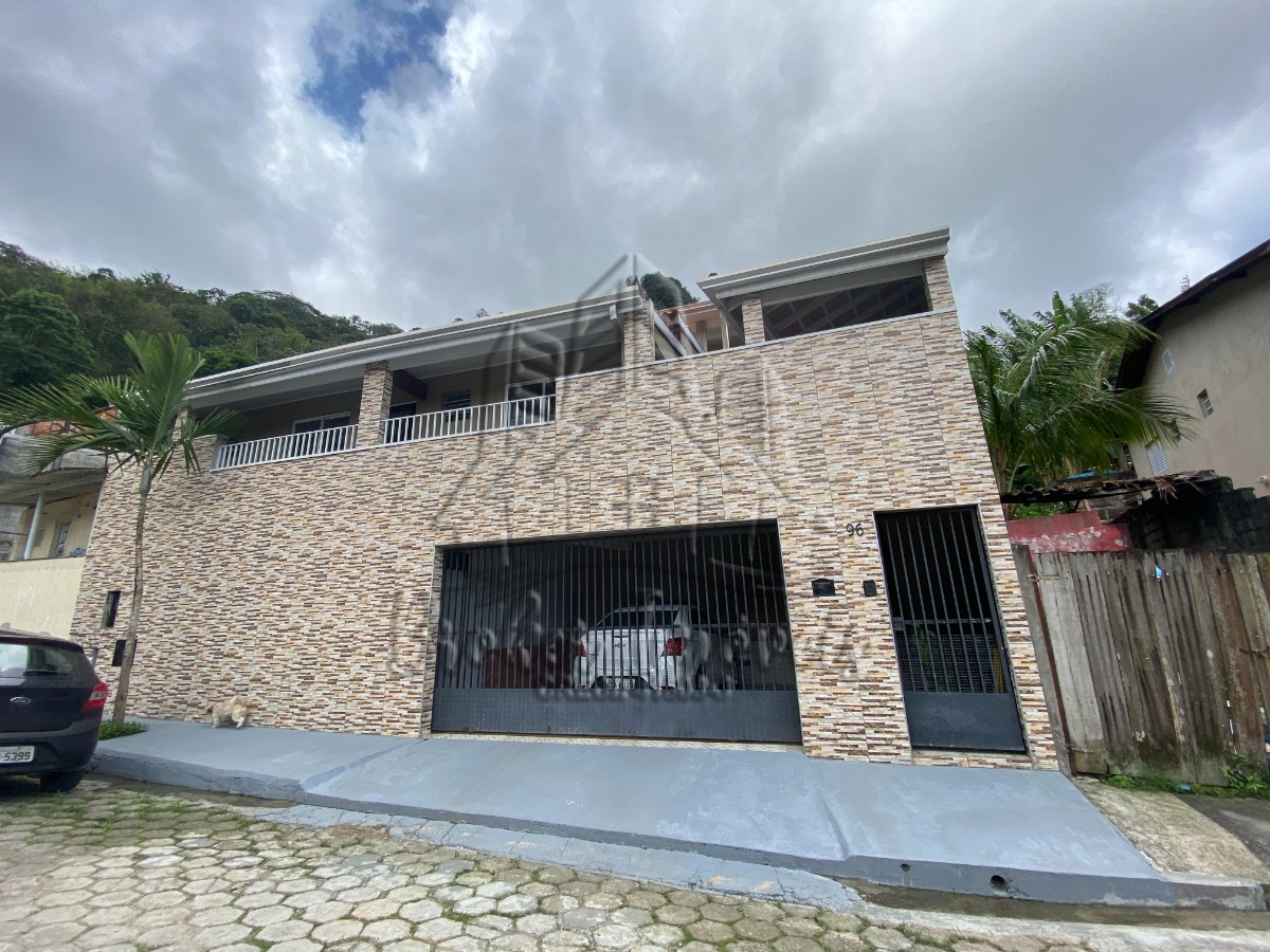 Oportunidade de casa ampla bem pertinho do centro da cidade de Caraguatatuba, com 2 kitnets