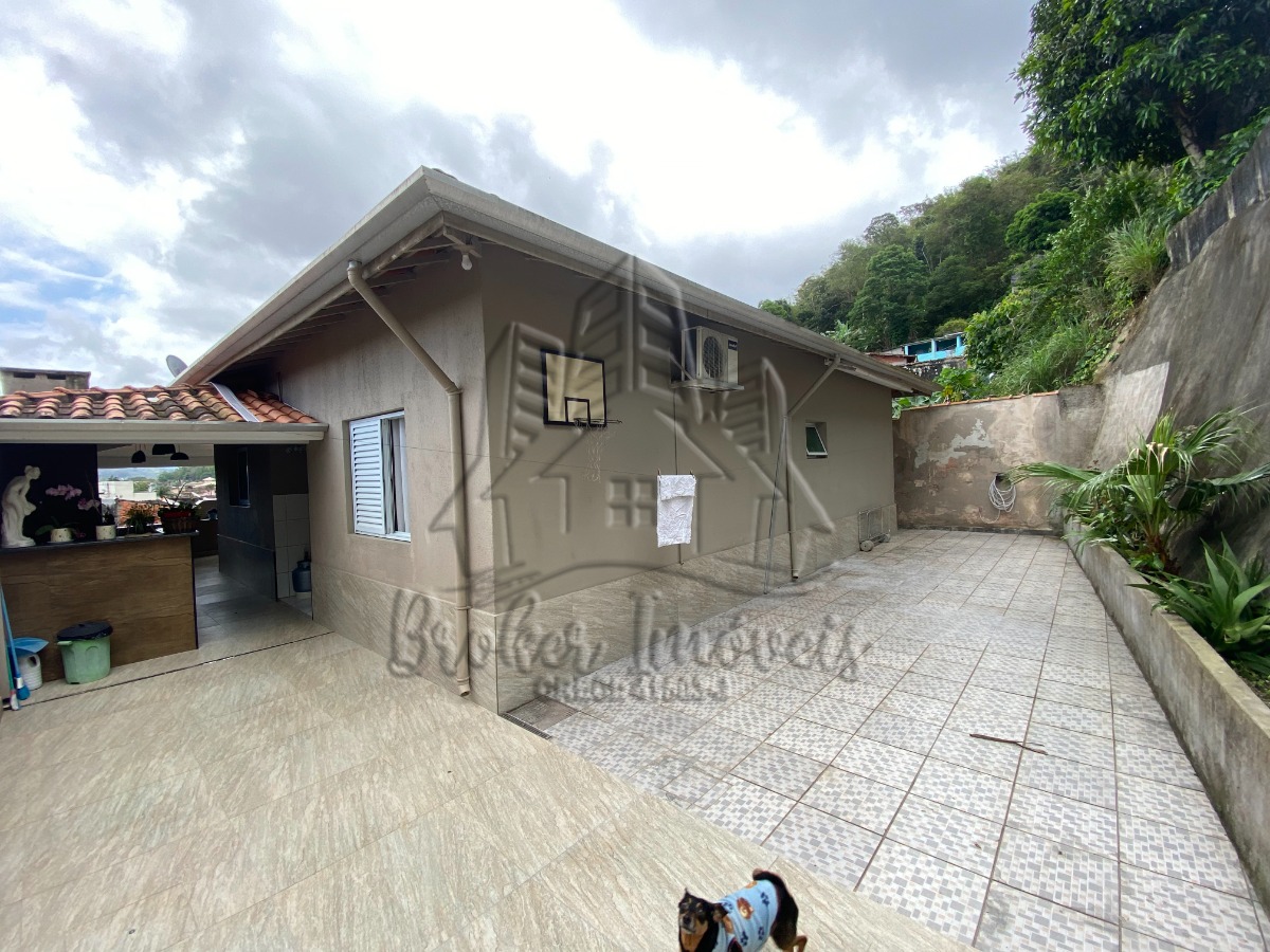Oportunidade de casa ampla bem pertinho do centro da cidade de Caraguatatuba, com 2 kitnets