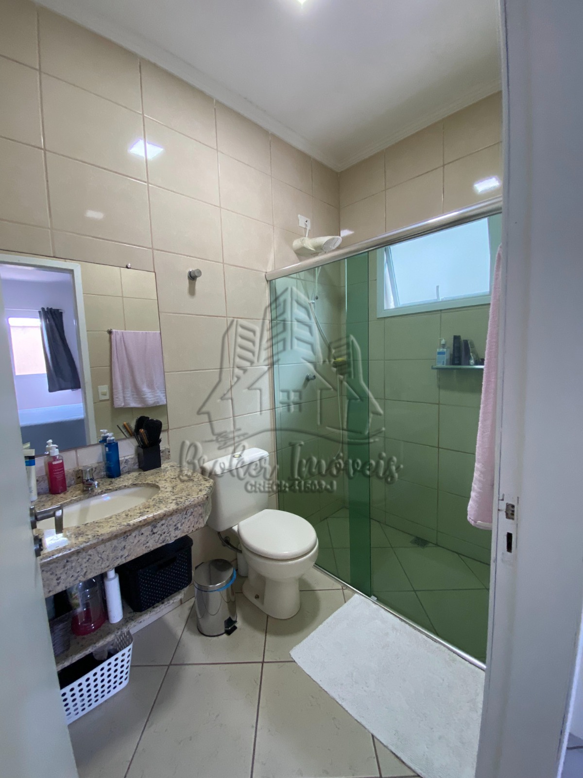 Oportunidade de casa ampla bem pertinho do centro da cidade de Caraguatatuba, com 2 kitnets