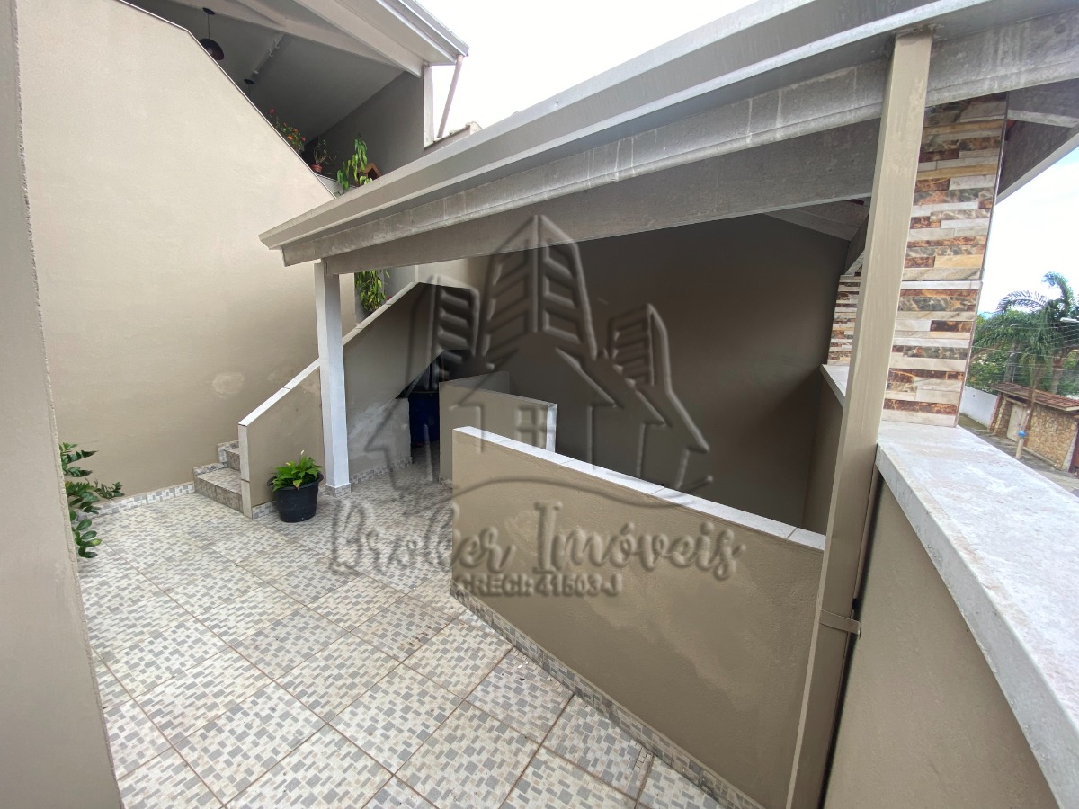 Oportunidade de casa ampla bem pertinho do centro da cidade de Caraguatatuba, com 2 kitnets