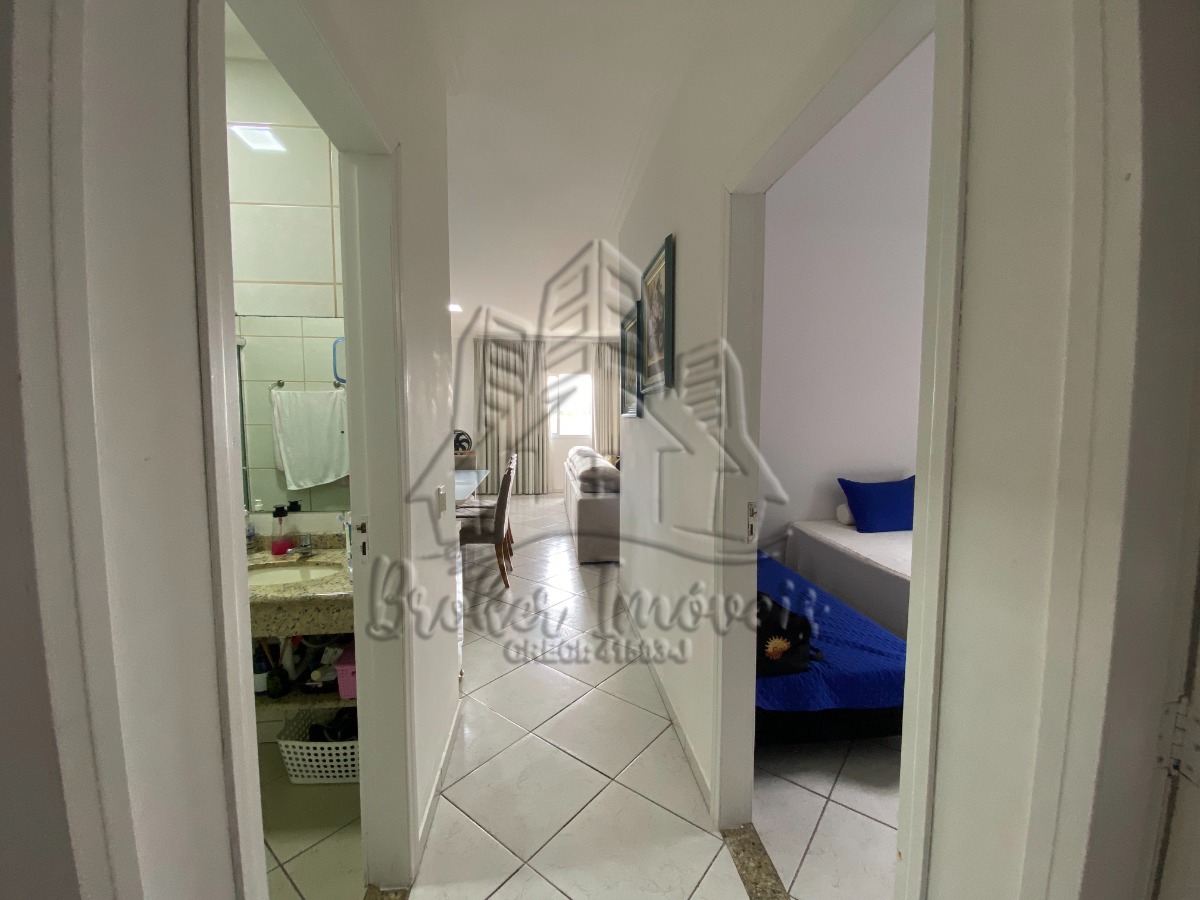 Oportunidade de casa ampla bem pertinho do centro da cidade de Caraguatatuba, com 2 kitnets