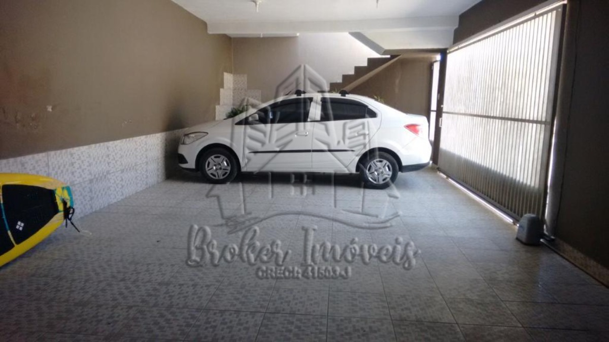 Oportunidade de casa ampla bem pertinho do centro da cidade de Caraguatatuba, com 2 kitnets