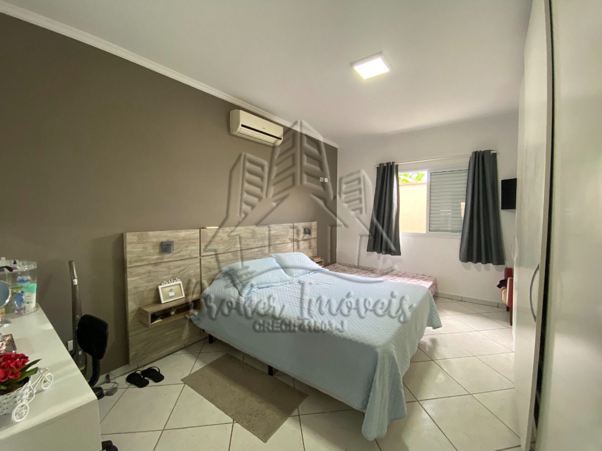 Oportunidade de casa ampla bem pertinho do centro da cidade de Caraguatatuba, com 2 kitnets