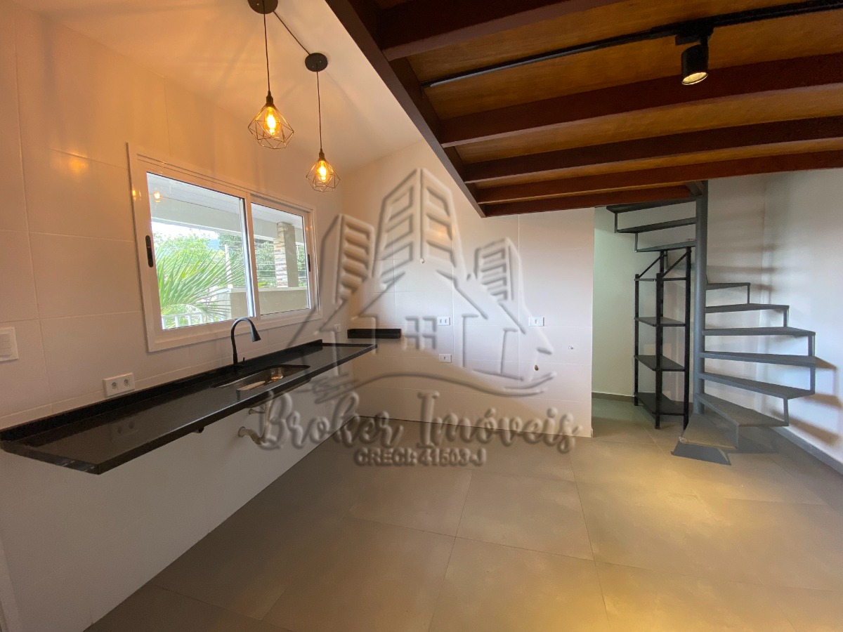 Oportunidade de casa ampla bem pertinho do centro da cidade de Caraguatatuba, com 2 kitnets
