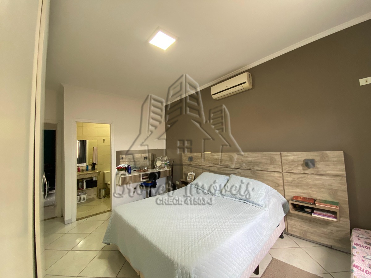 Oportunidade de casa ampla bem pertinho do centro da cidade de Caraguatatuba, com 2 kitnets