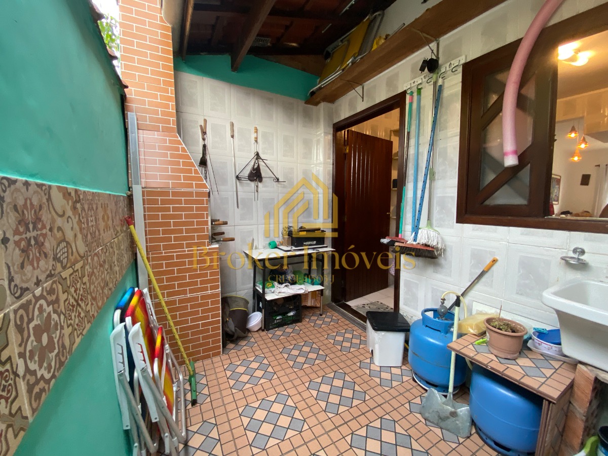 Lindíssimo Sobrado amplo na Martim de Sá com 3 dormitórios sendo 1 suíte, dentro de condomínio