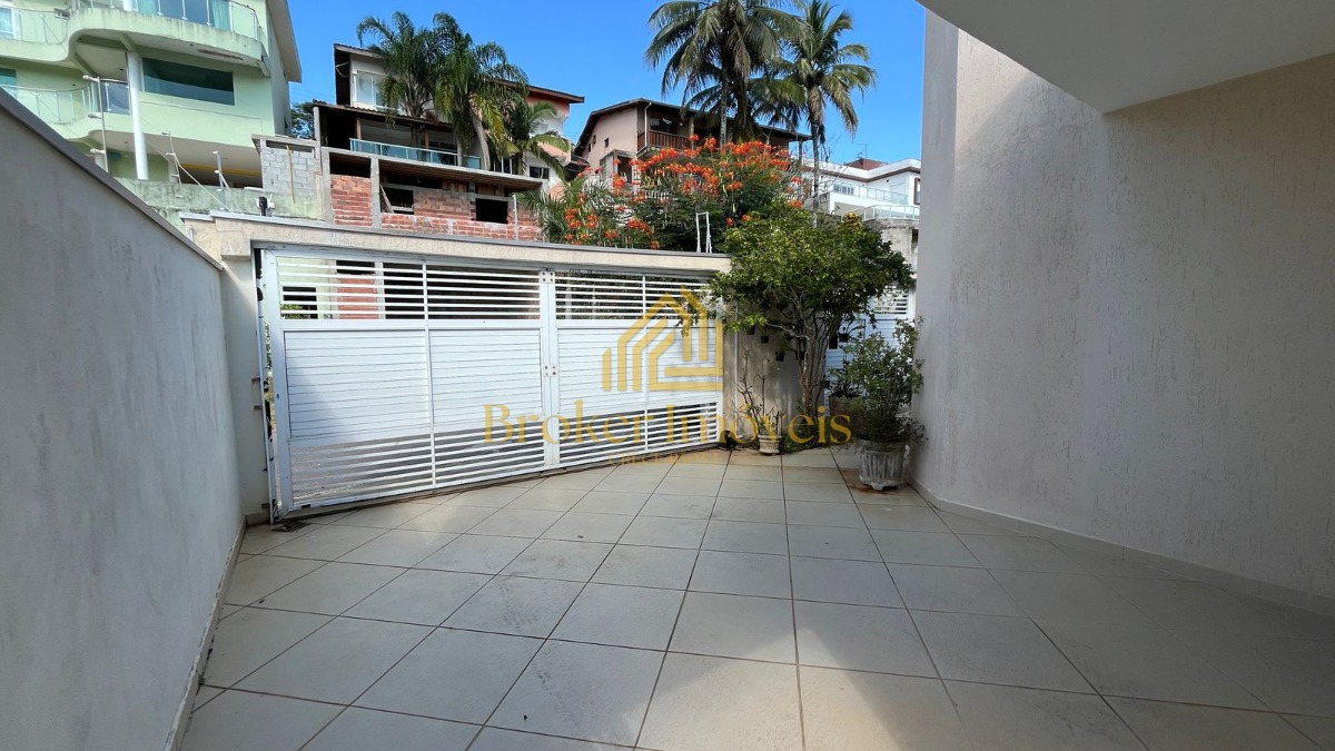 Sobrado com vista para o mar, com 3 suítes, no Massaguaçu!