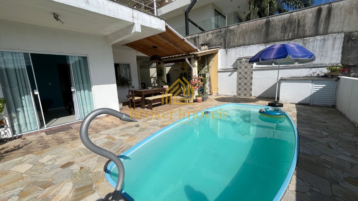 Sobrado com vista para o mar, com 3 suítes, no Massaguaçu!