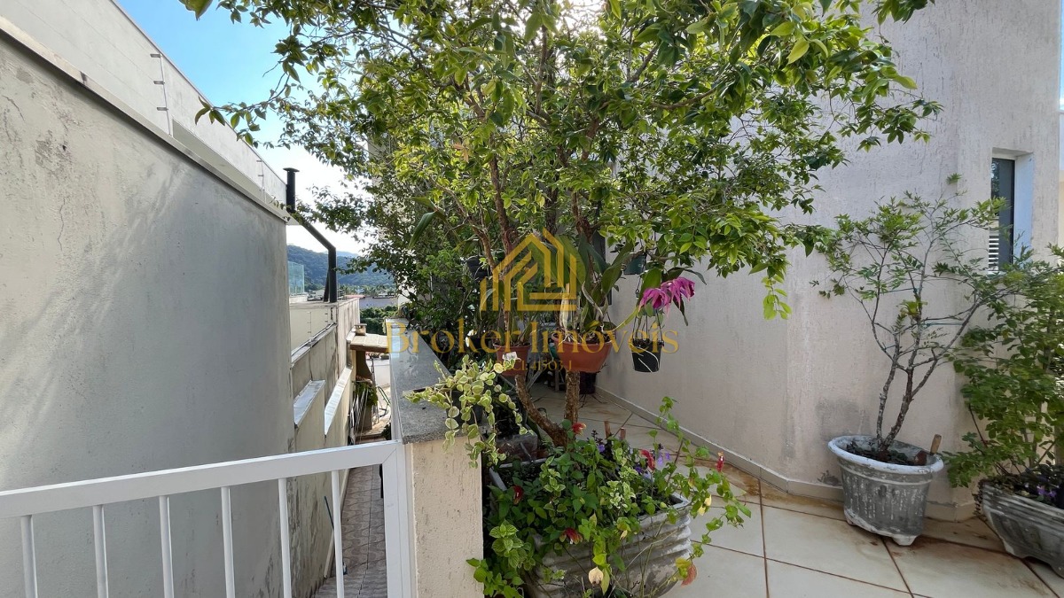 Sobrado com vista para o mar, com 3 suítes, no Massaguaçu!