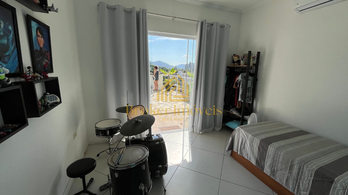 Sobrado com vista para o mar, com 3 suítes, no Massaguaçu!